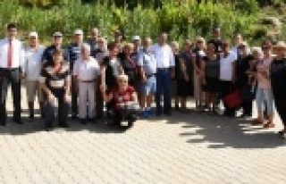 BAŞKAN YÜCEL'DEN YAŞLILARA JEST