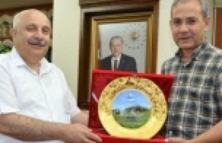 REKTÖR PINARBAŞI'NA PLAKET