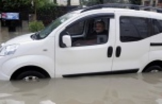 SÜRÜCÜLER ARAÇLARINDA MAHSUR KALDILAR