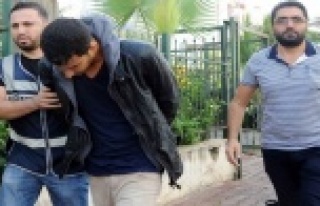 TELEFON DOLANDIRICISI CAMİ AVLUSUNDA YAKALANDI