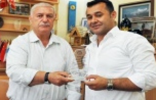 YÜCEL’E SPORA KATKI PLAKETİ