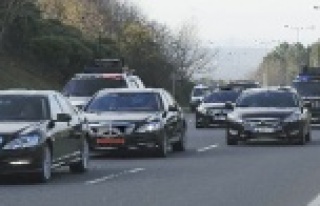 30 LÜKS ARAÇLIK KONVOYLA OTELE GİRİŞ YAPTI