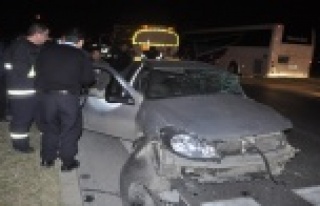 AKARYAKIT TANKERİ OTOMOBİLE ÇARPTI: 1 YARALI VAR