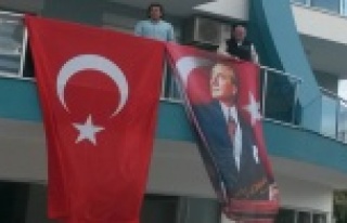 ATATÜRK VE BAYRAK HEDİYE ETTİ