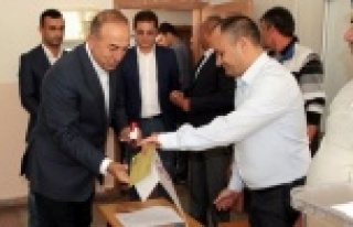 ÇAVUŞOĞLU'NUN SANDIĞINDA AK PARTİ FARK ATTI