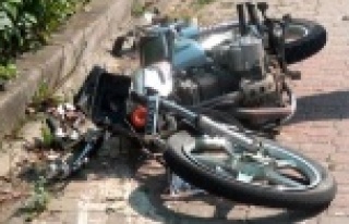 MOTOSİKLETTEN DÜŞEN GENÇ KIZ YARALANDI