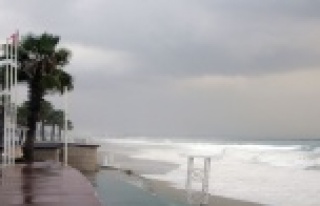 SAHİLDE DEV DALGALAR OLUŞTU