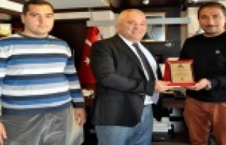 BAŞKAN ŞAHİN’E TEŞEKKÜR PLAKETİ