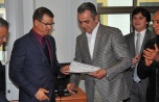 CHP İL BAŞKANI ESEN MAZBATASINI ALDI