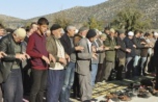 ÇİFTÇİLER YAĞMUR DUASINA ÇIKTI