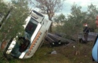 DEMİR YÜKLÜ KAMYON DEVRİLDİ