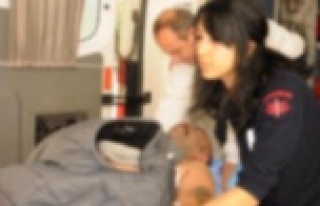 EVİNİN BAHÇESİNDE GEZERKEN...