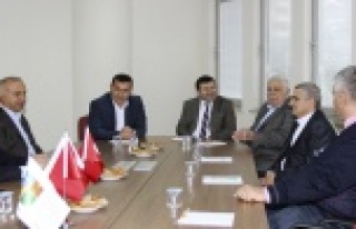 KÜTÜPHANE İÇİN İMZALAR ATILDI