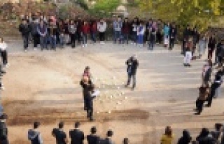 SINIF ARKADAŞLARI, HÜLYA İÇİN SOKAĞA DÖKÜLDÜ