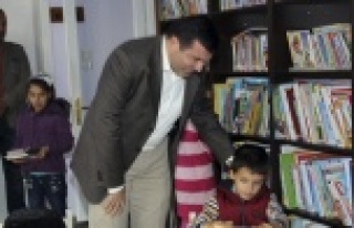 TANRISEVEN KÜTÜPHANEDE ÖĞRENCİLERLE BULUŞTU