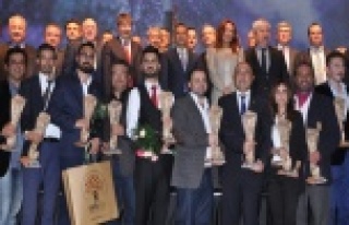 YILIN GAZETECİLERİ ÖDÜLLERİNİ ALDI