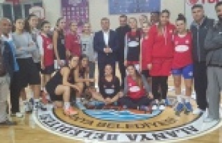 YÜCEL'DEN TAKIMA BAKLAVALI MORAL