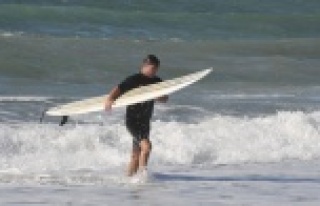 ALANYA'DA ALMAN PİLOT'UN SÖRF KEYFİ