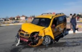 KONTROLSÜZ KAVŞAKTA KAZA: 3 YARALI