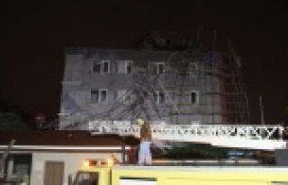 ŞİDDETLİ FIRTINA ÇATILARI UÇURDU