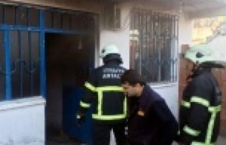 YANGIN GECEKONDUYU KÜL ETTİ