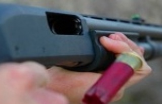 AVA GİTTİĞİ ARKADAŞINI VURDU