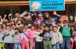 BELEDİYE ÇOCUKLARI TİYATROYLA BULUŞTURUYOR