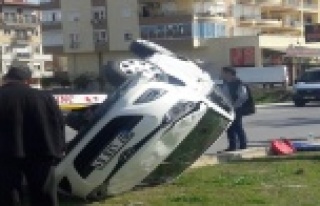 DEVRİLEN ARAÇTAN BURNU KANAMADAN ÇIKTI