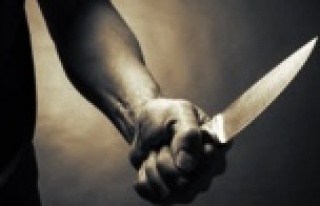 EŞİNİN BOĞAZINA BIÇAĞI DAYADI