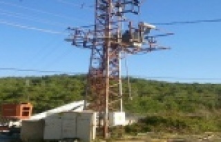 HIRSIZLAR MAHALLEYİ ELEKTRİKSİZ BIRAKTI