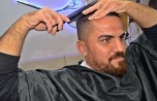 KENDİNİ TIRAŞ EDEN BERBER ŞAŞIRTIYOR