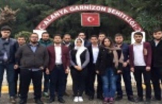 ÜNİAK GENÇLERİ ŞEHİTLERE DUA ETTİLER