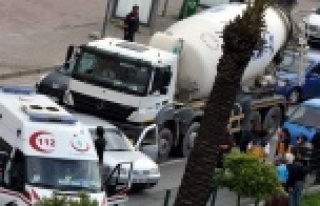 ALANYA'DA OTOMOBİLE BETON MİKSERİ ÇARPTI