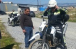 DUR İHTARINA UYMAYIP POLİSİN ÜZERİNE SÜRDÜ