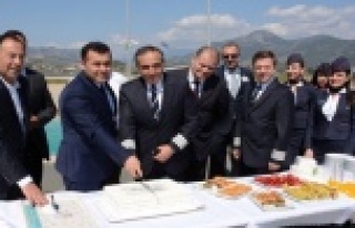 İLK İRANLI YOLCULARA PASTALI KARŞILAMA