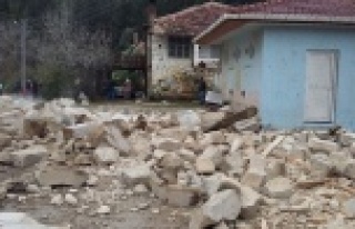 KOMŞUDA HORTUM YIKTI GEÇTİ