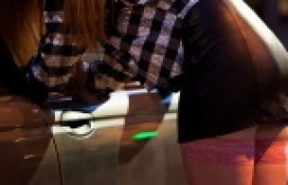 MÜŞTERİLERİ MEMNUN EDEMİYOR DİYE ÖLDÜRDÜ