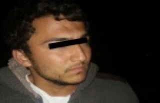 SAHİLDEN ÇALDIĞI KUMU POLİSLERİN ÖNÜNE DÖKTÜ