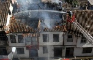 TARİHİ EV 5 DAKİKADA KÜL OLDU