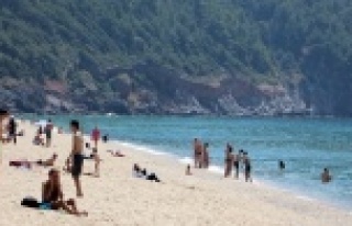 ALANYA'DA TURİSTLER DENİZE AKIN ETTİ