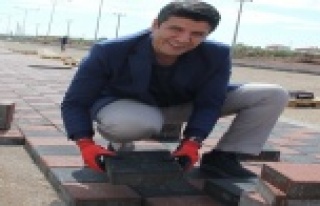 BAŞKAN GENÇ PARKE TAŞI DÖŞEDİ