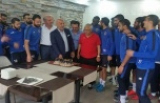 ÇAVUŞOĞLU'NA DOĞUM GÜNÜ SÜRPRİZİ