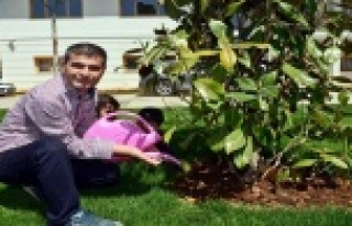 ÇİFT KOL NAKİLLİ SAĞIR, EXPO'YA ÇİÇEK...