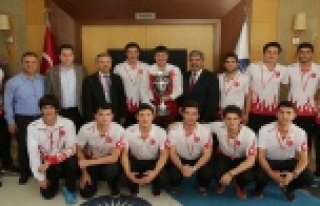 DÜNYA ŞAMPİYONLARINDAN TÜREL'E ZİYARET