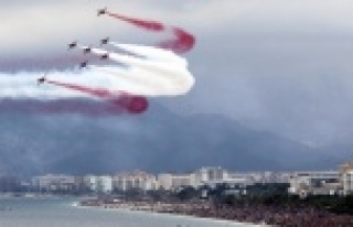 ON BİNLERCE KİŞİ SOLUKSUZ ONLARI İZLEDİ