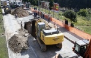 PATLAYAN KANALİZASYON ŞEBEKESİ YOL KAPATTIRDI