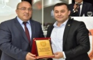 PAZARCILARDAN YÜCEL’E TEŞEKKÜR PLAKETİ