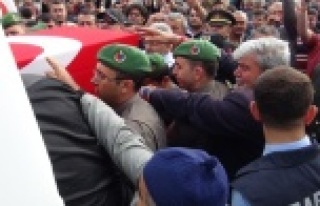 ŞEHİDİMİZ TÜRK YILDIZLARINA AİT UÇAKLA GETİRİLDİ