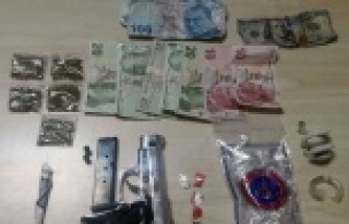 SİLAH VE UYUŞTURUCU YOL KONTROLÜNE TAKILDI