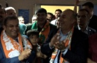 BAKAN ÇAVUŞOĞLU SOYUNMA ODASINDA KUTLADI